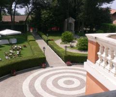 Ingresso con viale alla villa