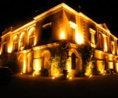 Villa Zaira illuminata per un matrimonio serale