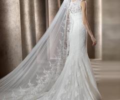 Abito da sposa con velo lungo