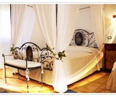 Interno camera da letto moderna per prima notte di nozze presso Hotel Kallikoros