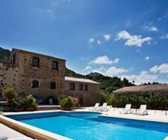 Esterno con ampia piscina dell'agriturismo per ricevimento di matrimonio Il Borgo