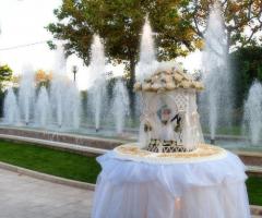 Il taglio della torta all'aperto