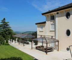 Dehor della villa con gazebo in vetro