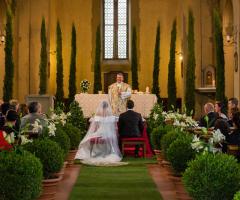 Addobbo floreale per la chiesa sui toni del verde