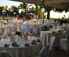 Tavoli all'esterno sotto i gazebi