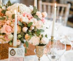 Francesca e Nevia wedding planner - Allestimento tavolo con candele e fiori