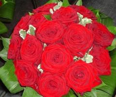Bouquet di rosse rosse per la sposa