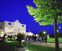 Ricevimento di nozze serale nel parco della location