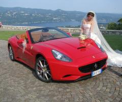 La sposa accanto alla Ferrari