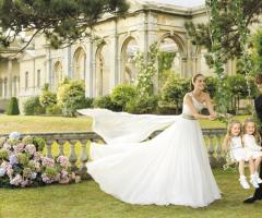 Abito da sposa con cinta colorata