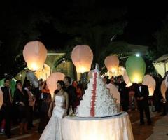 Il taglio della torta con il lancio delle lanterne thailandesi