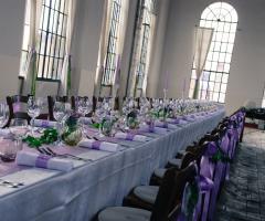 Allestimento della sala per il ricevimento di matrimonio