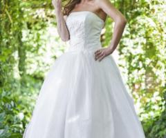 Abito da sposa con corpetto ricamato