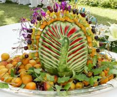 Composizione di frutta realizzata dal catering dell'hotel