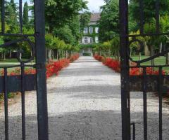 Viale d'ingresso con rose