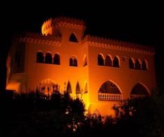 Castello Blasche: Vista notturna laterale