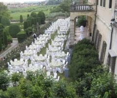Allestimento tavoli per le nozze in giardino