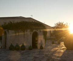 Relais Histò San Pietro sul Mar Piccolo - Il cortile al tramonto