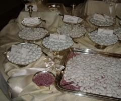 Tavolo dei confetti per il matrimonio