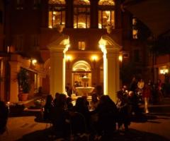 Vista notturna della location durante un evento