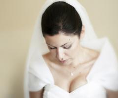 Foto della sposa pensierosa