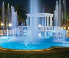 Piscina illuminata per un matrimonio serale