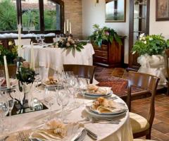 L'elegante sala Mare dall'atmosfera rustica e romantica