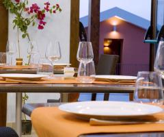 Dettaglio tavoli del Parco degli Aromi