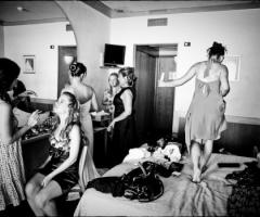 Scatto fotografico della sposa con le damigelle
