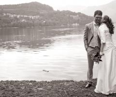 Sposi in riva al lago - Foto Trintinaglia