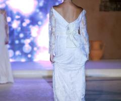 Cintura con doppio fiocco e fiori centrali e profonda scollatura a punta - Atelier Laura La Spina