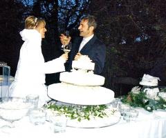 taglio della torta in giardino