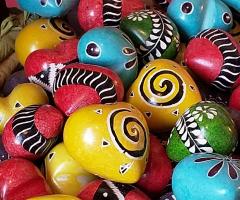 Unsolomondo Bomboniere Solidali - Cuoricini colorati e bombati in pietra saponaria - Kenya