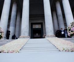 Scalinata della chiesa addobbata con fiori