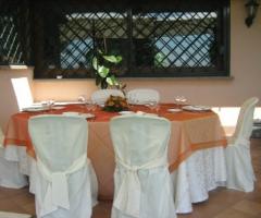 Tavolo allestito per il ricevimento di nozze