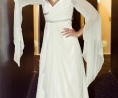 Acconciatura raccolta con dettagli gioiello - Abito Marsil - Foto Tania Alineri