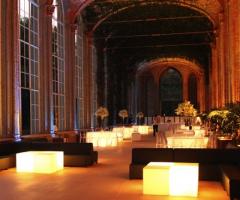 Tavoli e pouf luminosi per le nozze