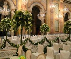 Particolare dell\'addobo floreale per il matrimonio in chiesa