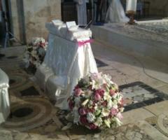 Decorazione tondeggiante della chiesa con fiori rosa