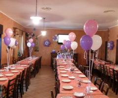 Allestimento della sala con palloncini