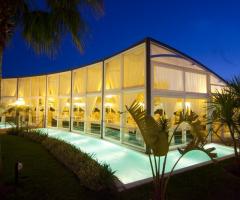 Veranda a vetri per l'allestimento del matrimonio