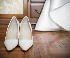 Fotografia dettaglio delle scarpe da sposa