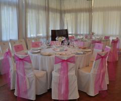 Allestimento sala con copri sedia e nastri - It's Wedding Time - Wedding Planner a Trieste