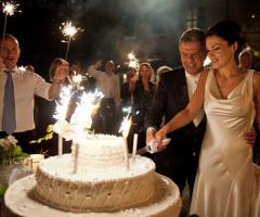 Il taglio della torta: un rito che segna l'inizio della parte più spumeggiante della festa