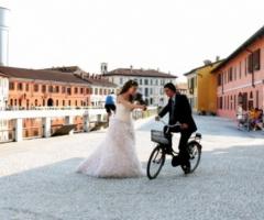 Fotografia degli sposi in bicicletta