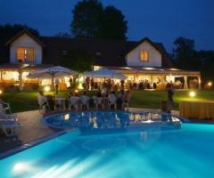 Ricevimento di matrimonio serale a bordo piscina