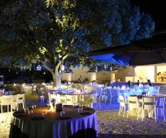 Masseria Torre di Nebbia -
Allestimento dei tavoli all'aperto di sera