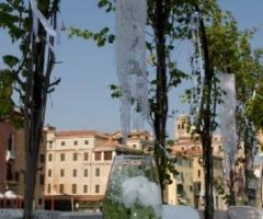 Allestimento dei tavoli per il matrimonio