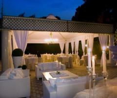 Gazebo allestito per un matrimonio di sera
