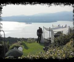 Gli sposi si rilassano guardando il Lago di Garda